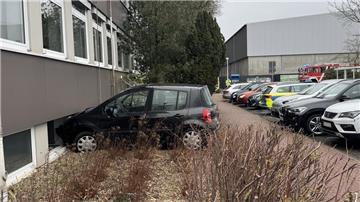 Das Auto der 87-Jährigen fuhr durch ein Beet gegen die Wand des Loxstedter Rathauses.