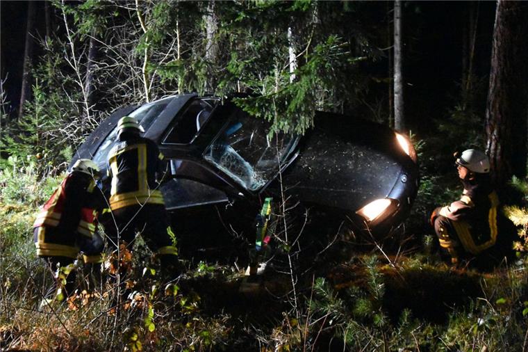 Nahe Kirchtimke: 19-Jähriger bei Unfall verletzt Das Auto des 19-jährigen Kirchtimkers kam nach einer 180-Grad-Drehung seitlich an einem Baum zum Stehen.