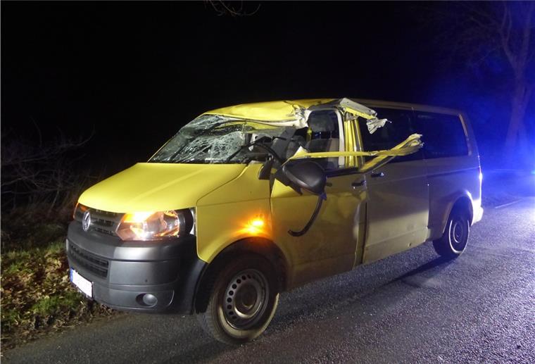 Zwischen Elmlohe und Kührstedt: Trecker stößt mit Auto zusammen Kaputtes Auto auf der Kreisstraße.