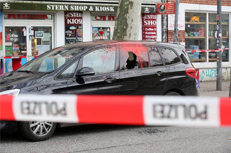 Das Auto des Hamburger Innensenators Andy Grote ist am Freitagmorgen mit Steinen und Farbbehältern beworfen worden. Wie die Polizei mitteilte, war der Politiker bei dem Angriff mit seinem Sohn auf dem Weg zu dessen Kita.