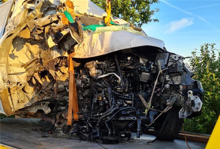 Schwer verletzt: Mann fährt mit 1,1 Promille gegen Baum Das Auto des Mannes wurde bei dem Unfall schwer beschädigt.