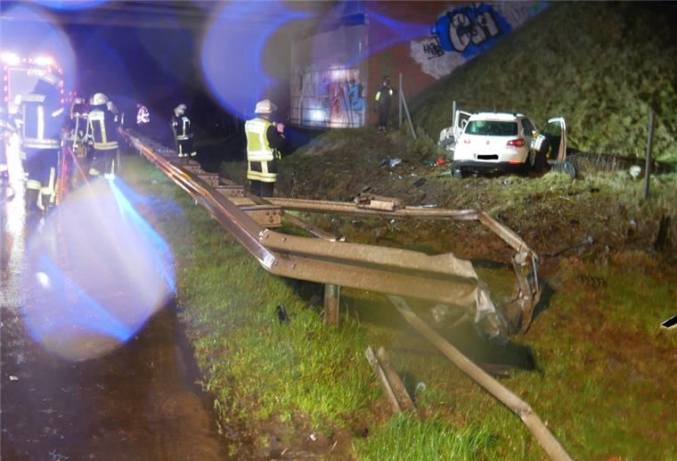 Sittensen: Auto durchbricht A1-Leitplanke und kracht in Erdwall Das Auto durchbrach nahe der Raststätte Ostetal eine Leitplanke, der Fahrer wurde schwer verletzt.