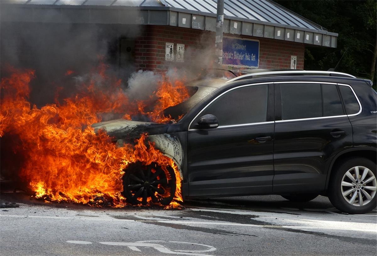 Das Auto eines Bremerhaveners brennt auf dem „Bütteler Holz“ an der A27 bei Debstedt.