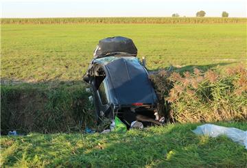 Das Auto hat sich erst überschlagen und ist dann im Graben gelandet. Foto: Feuerwehr Geestland