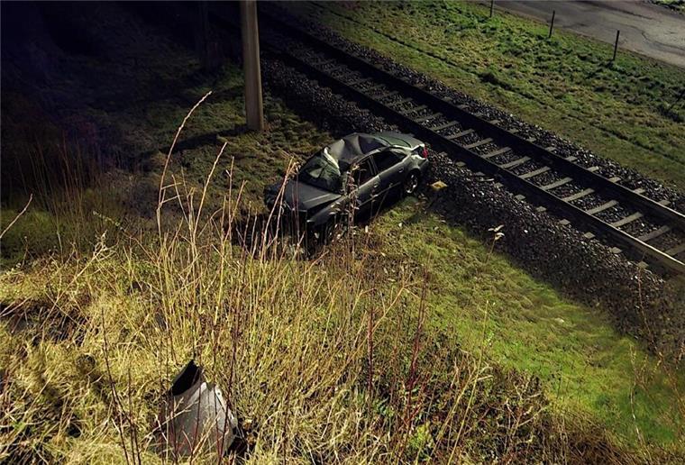 Schwerer Unfall: Audi kracht durch Brückengeländer – Bahnstrecke gesperrt Das Auto ist kurz vor den Bahngleisen zum Stehen gekommen.