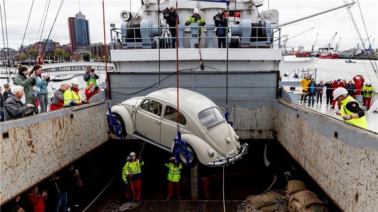 Schwebender VW Käfer - mit Lastkran auf die „Cap San Diego“ Das Auto ist mehr als 60 Jahre alt.