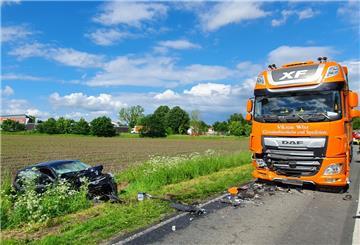 Das Auto kam von der Spur ab und kollidierte mit einem entgegenkommenden Lkw.