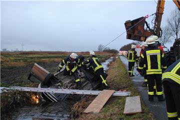 Das Auto landete auf der K51 zwischen Sandstedt und A27 kopfüber im Graben.