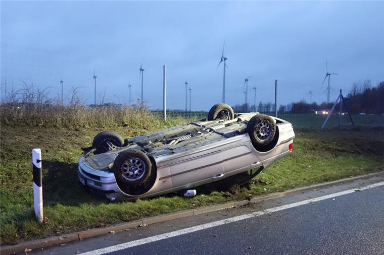 Neuenwalde: Auto überschlägt sich an A27-Aufahrt Das Auto landete nach dem Überschlag auf dem Dach.