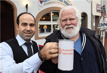 Das Auto von Alexis Vaiou (links), hier im Bild mit dem Leiter der Bremeravener Tafel, Manfred Jabs, ist am Donnerstag mit Stickern einer rechten Gruppierung beklebt worden.