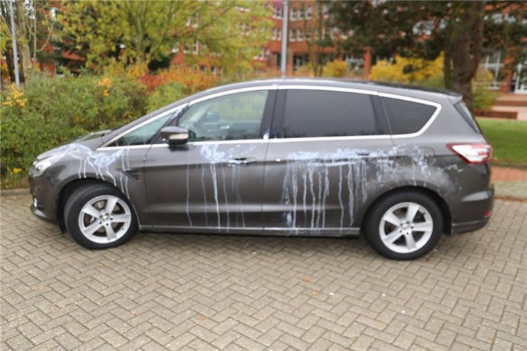 Farbanschlag auf Auto eines SPD-Politikers in Cuxhaven Das Auto von Gunnar Wegener: Die Täter bespritzten das Fahrzeug mit Heizkörperlack.