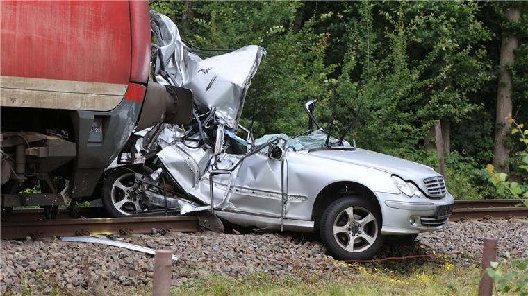 Das Auto war auf dem Bahnübergang, als der Zug kam. Die Insassen hatten keine Chance.