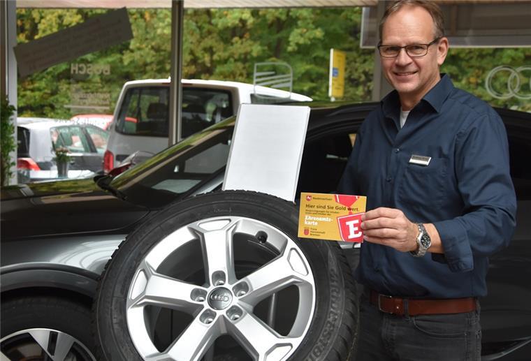 Hagen: Händler warten auf Kunden, die ihre Ehrenamtskarte zücken Das Autohaus Küver in Hagen ist einer von zwölf Betrieben in der Gemeinde, die sich an der Aktion Ehrenamtskarte beteiligen. Serviceleiter Carsten Stock bietet allen Kunden mit der Karte das kostenlose Einlagern der Räder nach einem Radwechsel an.
