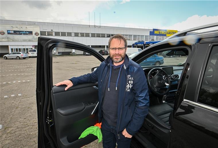 Das Autokino von Manuel Rohlfs, Inhaber der Bremerhavener Veranstaltungstechnik-Firma Weser Stage, startet am Montag.
