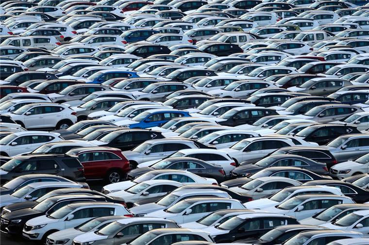 Container und Autos spülen Geld in BLG-Kasse Container und Autos sorgen für Gewinn: Das Automobilgeschäft lief für die BLG im vergangenen Jahr sehr gut. 2,3 Millionen Autos wurden in Bremerhaven umgeschlagen, 7,3 Millionen Fahrzeuge weltweit bewegt.
