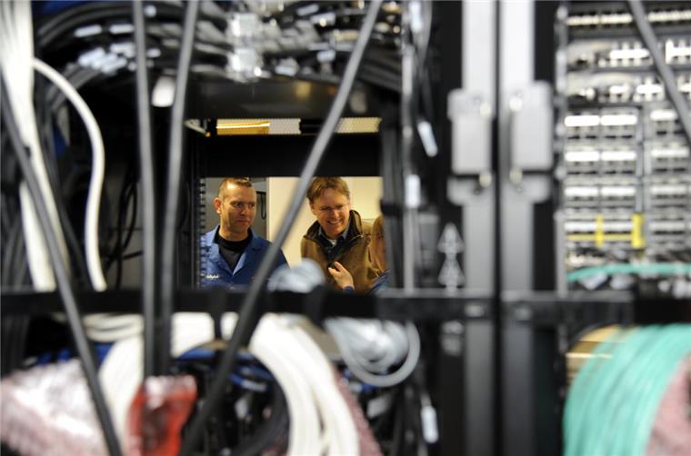 Supercomputer für das AWI Das AWI installiert mit der Firma Cray eine Großrechenanlage (von links): Christoph Kerber, Servicemanager von Cray, sowie Dr. Martin Losch und Dr. Natalja Rakowsky vom AWI bei der Besprechung.