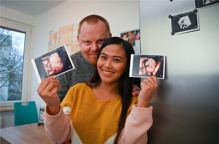 Das Baby entwickelt sich gut: Björn Weiß und seine Frau Sarah haben den Kühlschrank mit den immer neuesten Ultraschallbildern beklebt.