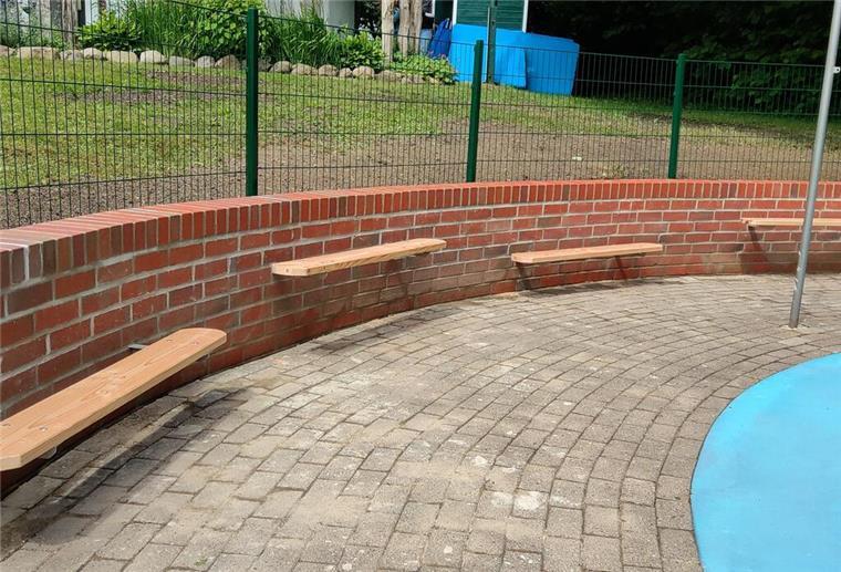 Das Babybecken im Timkebad wurde mit einem neuen Backstein-Rondell umfasst, in das die Mitglieder des Fördervereins Sitzbänke einließen.