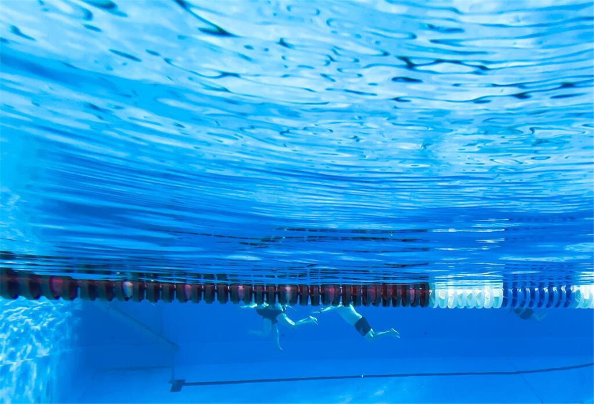 Frühschwimmer ziehen am frühen Morgen im Freibad Annabad ihre Bahnen. +++ dpa-Bildfunk +++