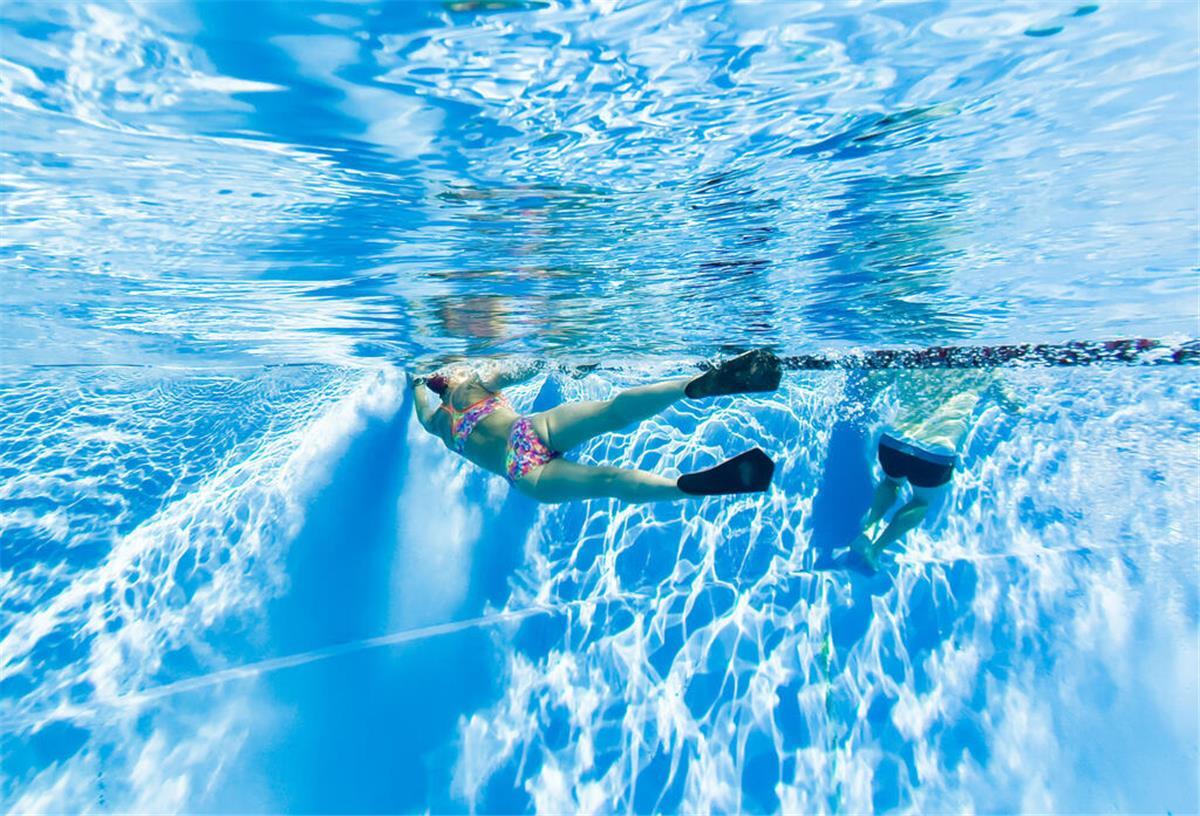 Bad 3 schließt für knapp sechs Wochen Eine Frühschwimmerin schwimmt am frühen Morgen im Freibad Annabad. +++ dpa-Bildfunk +++
