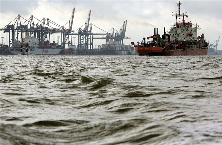 Das Baggerschiff "Alpha B" ist auf diesem Archivbild  vor dem Containerterminal Bremerhaven im Rahmen einer Vertiefung der Außenweser unterwegs.