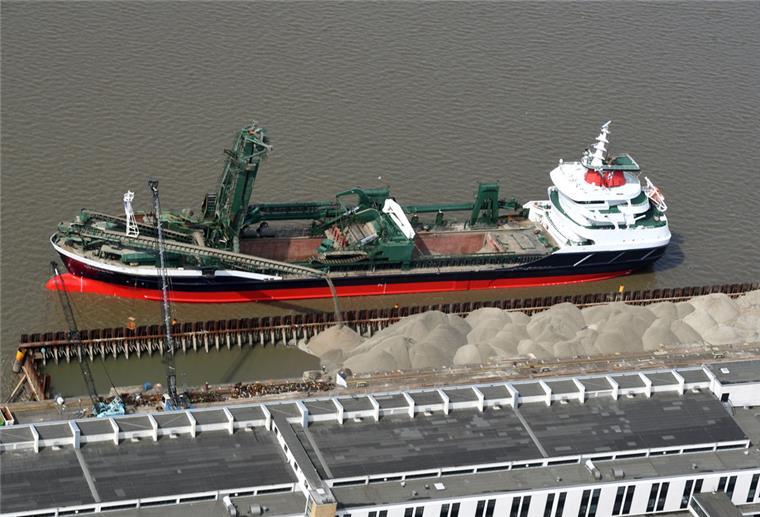 Warum dieses Baggerschiff wichtig für den Bau der Columbuskaje ist Das Baggerschiff an der Kaje.