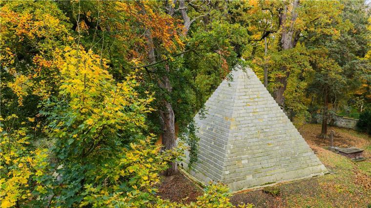 Warum steht eine Pyramide in einem niedersächsischen Wald? Das Bauwerk wurde 1839 in Auftrag gegeben.