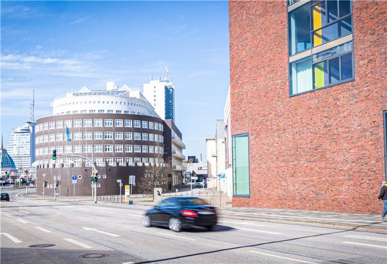 Wegener-Haus ist ein Sanierungsfall Das beeindruckende Wegener-Haus des AWI (hinten) muss umfangreich saniert werden.