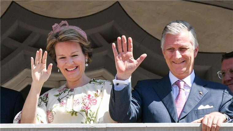 Belgisches Königspaar kommt nach Berlin und Dresden Das belgische Königspaar König Philippe und Königin Mathilde winken bei einem Besuch der Lutherstadt vom Balkon des Rathauses.