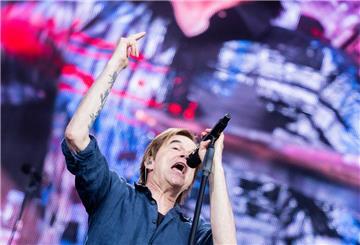 Campino (bürgerlich: Andreas Frege), Sänger der Punkband «Die Toten Hosen», steht beim offiziellen Start der Jubiläumstournee «Alles aus Liebe - 40 Jahre Die Toten Hosen» auf der Bühne im RheinEnergieStadion.