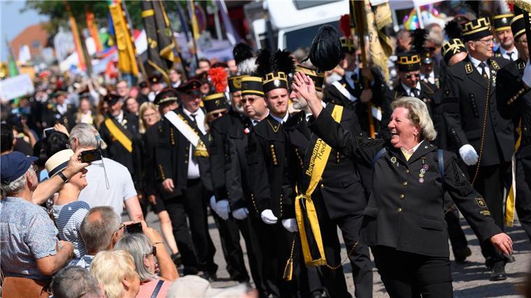 Hunderte Bergleute locken Besucher in den Harz Das Bergbau-Landesamt (LBEG) sprach von der größten Bergparade Norddeutschlands der vergangenen Jahrzehnte.