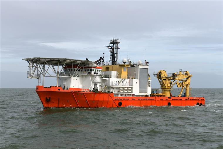 Suche nach "MSC Zoe"-Ladung: 500 Jahre altes Schiffswrack entdeckt Das Bergungsschiff "Atlantic Tonjer" fährt in der Nordsee. Das Bergungsschiff hebt die Container, die das Containerschiff "MSC Zoe" verloren hat.