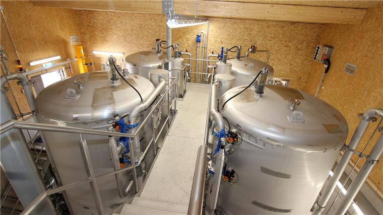 Das Besondere ist ein mehrstufiges Filtersystem, in dem auch Ozon zur Biofiltration eingesetzt wird.