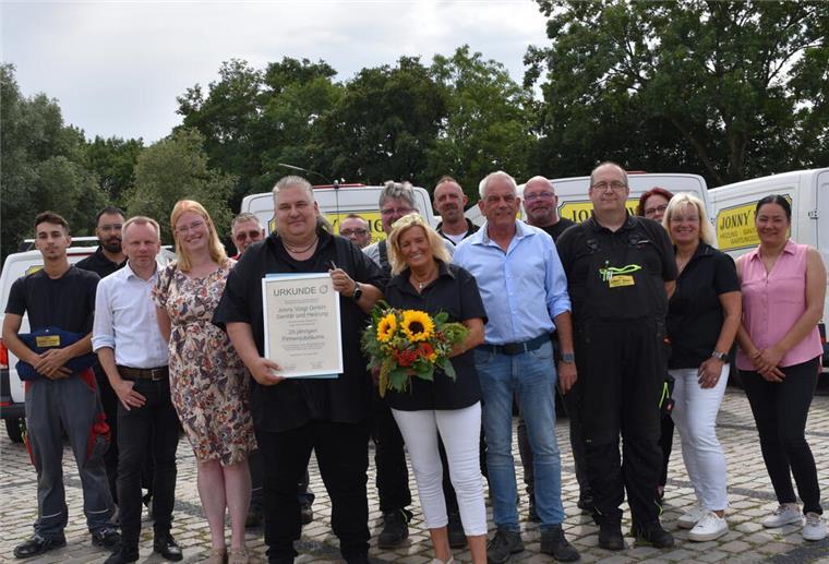 Jonny Voigt mit seinem Team. Vom Haus des Handwerks, vertreten durch Geschäftsführer Nils Oetjen (dritter von links) erhielt Jonny Voigt eine Urkunde überreicht.