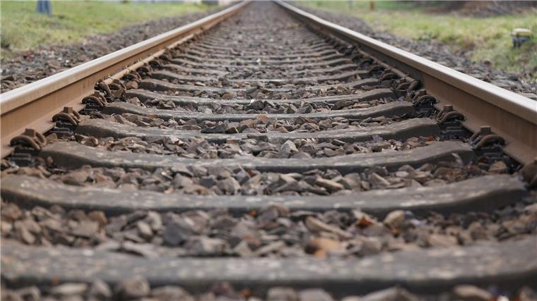 Schlafender Mann im Gleis verursacht Zug-Verspätungen Das Betreten von Bahngleisen ist gefährlich. Darüber hat die Polizei einen Mann belehrt, der nach dem Konsum von Drogen im Gleis schlief. (Symbolbild)