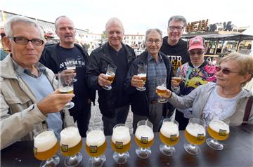 Das Bierfest im Schaufenster Fischereihafen ist eröffnet. Bierexperte Michael Solms lud zur Verkostung ein (von links): Günter Hollmann, Andreas Heyroth, Frank Herfort, Michael Solms sowie Matthias Geils und Ursula Geils. Um den Unterschied von Geschmack und Duft zu erleben, begann das Tasting mit einem kommerziell hergestellten Pils. Und als Geschmacks-Kontrastprogramm danach zunächst ein Berliner „Bohemian Pilsener“ sowie das hannoveraner „Beverly Pils“