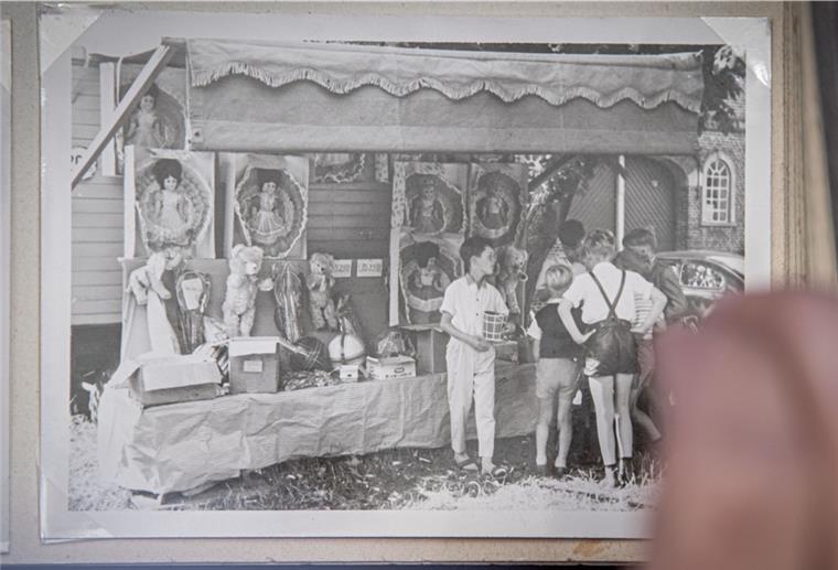 Das Bild aus dem Album zeigt eine der ersten Schaustellerbuden der Familie Ausborn nach dem Zweiten Weltkrieg.