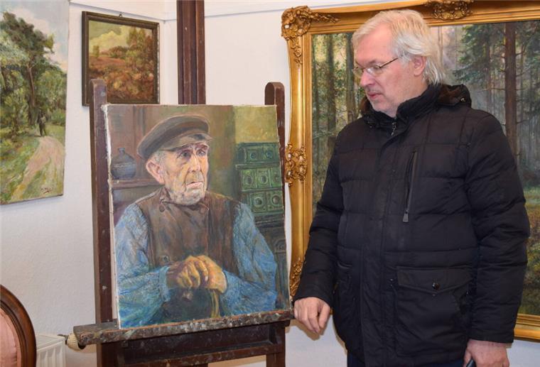 Bremerhaven: Heizen und Lüften soll Thieles Kunst bewahren Ein Mann steht neben einem Ölgemälde, das einen alten Mann zeigt.