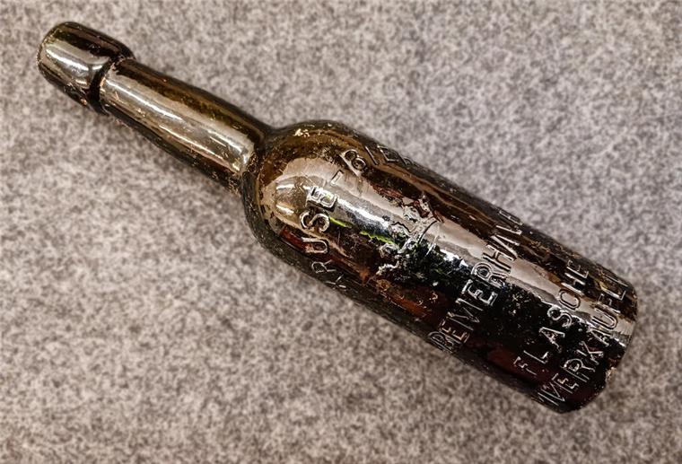 Rätsel um alte Bierflasche: Die Geschichte hinter dem Haus in der Langestraße 36 Das Bild dieser Bierflasche hat unsere Recherche ins Rollen gebracht.