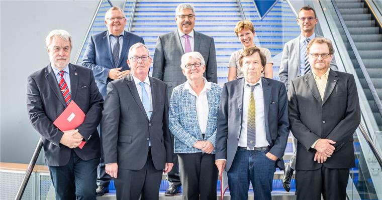 Leistet sich Bremerhaven einen zusätzlichen Magistratsposten? Bild mit Lücken: Das Bild vom Magistrat, das im Juli nach der ersten Sitzung der Stadtverordnetenversammlung aufgenommen wurde, ist unvollständig. Die Koalition muss sich noch darüber verständigen, wie die FDP künftig in der Stadtregierung vertreten sein wird.