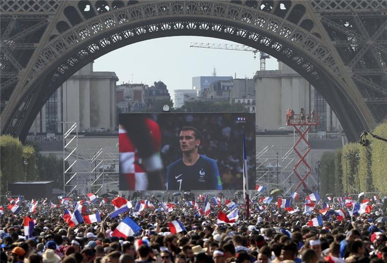 Public-Viewing-Boykott gegen WM in Katar weitet sich aus Fans von Frankreich verfolgen das Fußball-WM-Spiel bei einem Public Viewing am Eiffelturm.