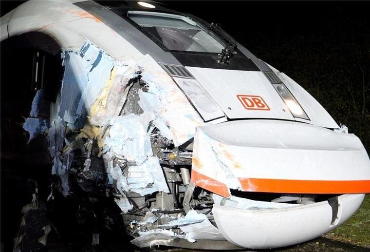 Das bedeutet der ICE-Unfall im Kreis Rotenburg für den Zugverkehr auf der Strecke Das Bild zeigt den beschädigten ICE. Die Bahnstrecke zwischen Hamburg und Bremen ist aufgrund der Kollision gesperrt.