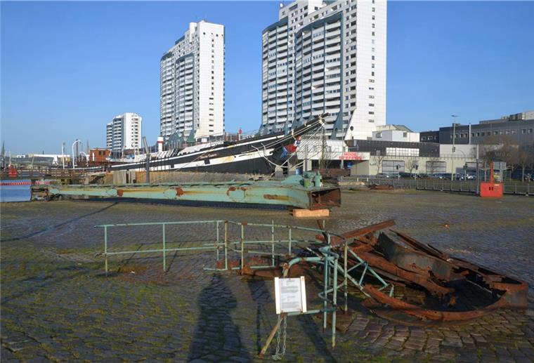 Museumshafen Bremerhaven: Grüner Handkurbelkran vor Rost-Tod gerettet Das Bild zeigt den grünen Handkurbelkran vor fast einem Jahr, bereits umgelegt, an seinem vorherigen Platz im Musuemshafen.