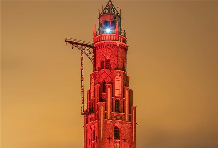 Bremerhaven: Künstler illuminieren Loschen-Turm Das Bild zeigt eine vorab durchgeführte Probeillumination des Simon-Loschen-Turms.