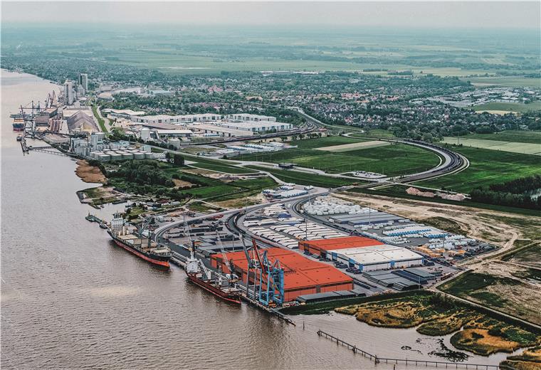 2020 wird schwieriges Jahr für Braker Hafen Das Bild zeigt, wie sich die beiden neuen Hallen (rot) in den Niedersachsen-Kais einfügen. Foto: Lang