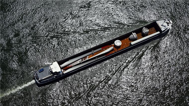 Frachter rammt Brücke über Dortmund-Ems-Kanal Das Binnenschiff verursachte eine starke Beschädigung am Hauptträger der Brücke. (Symbolbild)