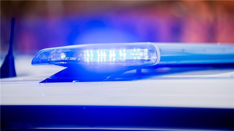 Schlägerei nach Diebstahl: Mehrere Polizisten verletzt Das Blaulicht eines Polizeifahrzeuges leuchtet.