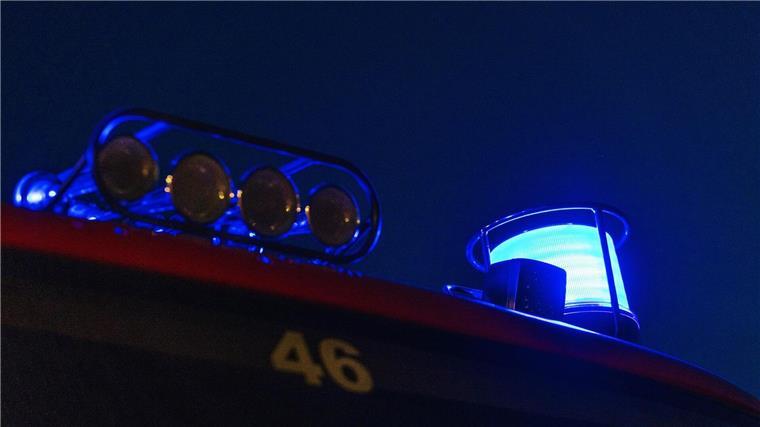 Feuer bei Recyclingunternehmen: Müllberg in Flammen Das Blaulicht leuchtet auf dem Dach eines Feuerwehrfahrzeugs.