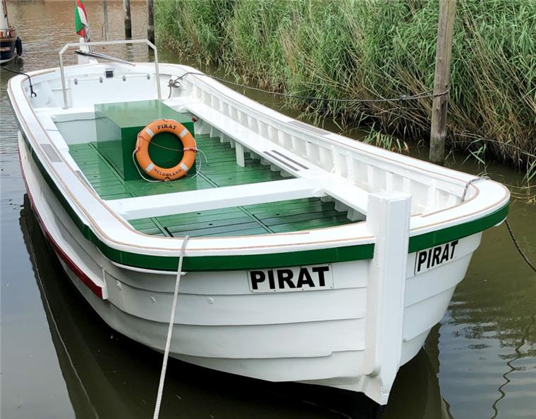 Helgoland präsentiert erstes E-Börteboot Das Börteboot «Pirat» mit neuem Elektroantrieb liegt neben der Bootswerft Hatecke in Freiburg an der Elbe. Der 1962 gebaute "Pirat" wurde nach Angaben der Gemeinde Helgoland in der Werft für rund 80 000 Euro umgerüstet und saniert. Statt des alten Dieselmotors hat das Boot nun einen Elektromotor mit Lithium-Ionen-Batterien.