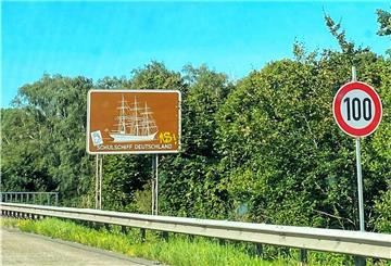 Das braune Hinweisschild mit der Silhouette der „Schulschiff Deutschland“ steht auch vier Monate nach dem Umzug des Dreimasters von Vegesack nach Bremerhaven noch an der A 27 in Höhe der Lesumbrücke in Bremen-Nord.